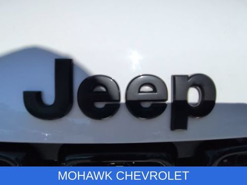 Used 2019 Jeep Grand Cherokee Altitude AWD/4WD image 31