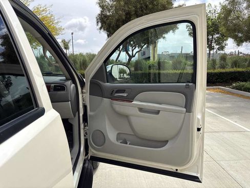 Used 2013 Chevrolet Tahoe LTZ RWD image 19