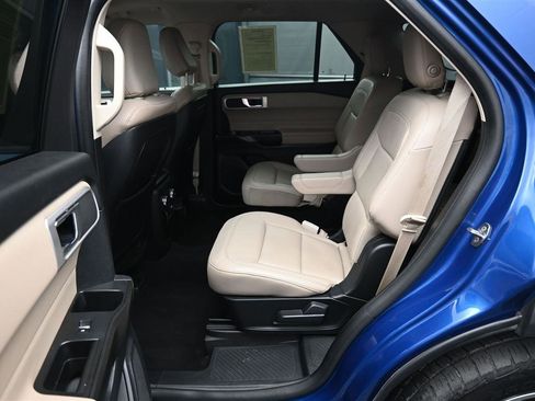 Used 2020 Ford Explorer XLT w/ Equipment Group 202A RWD image 6