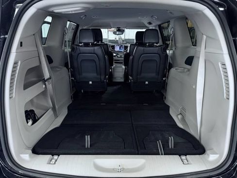 Certified 2023 Chrysler Pacifica Touring-L FWD image 11