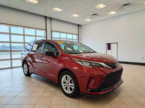 Used 2023 Toyota Sienna XSE AWD/4WD image 2