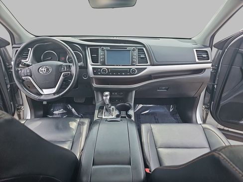 Used 2019 Toyota Highlander XLE AWD/4WD image 11