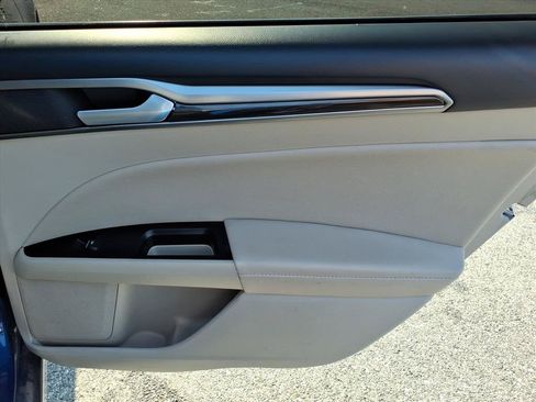 Used 2018 Ford Fusion SE w/ Fusion SE Technology Package FWD image 19