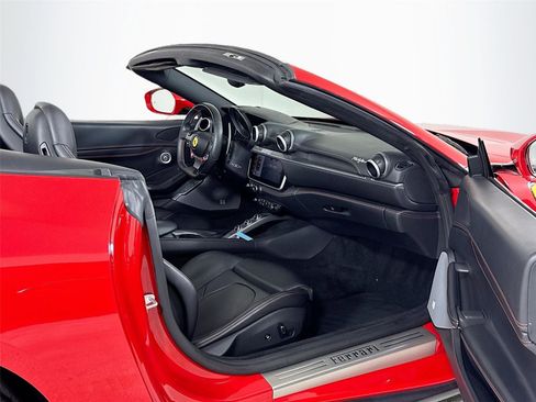 Used 2020 Ferrari Portofino image 30
