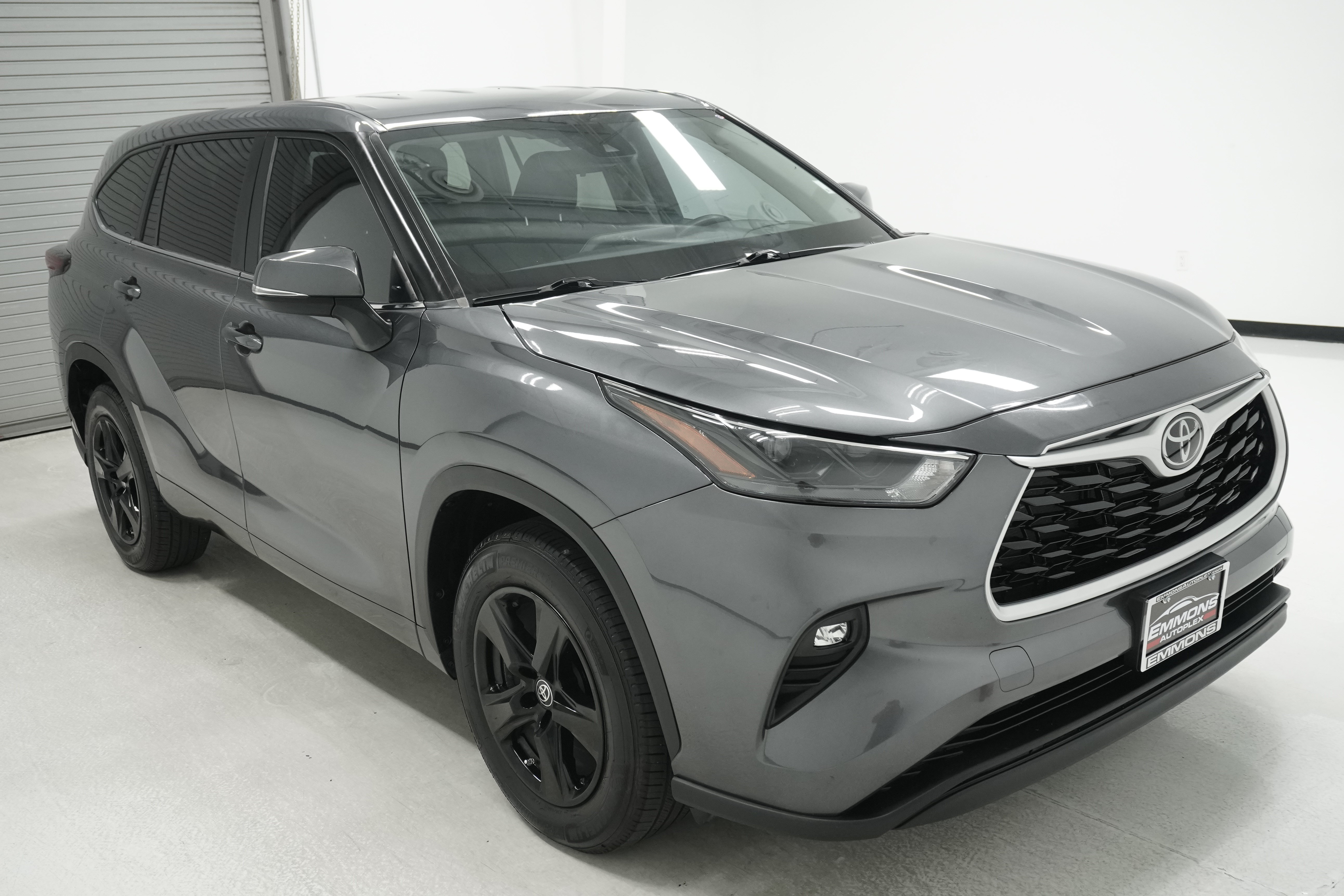 Used 2024 Toyota Highlander LE FWD image 3
