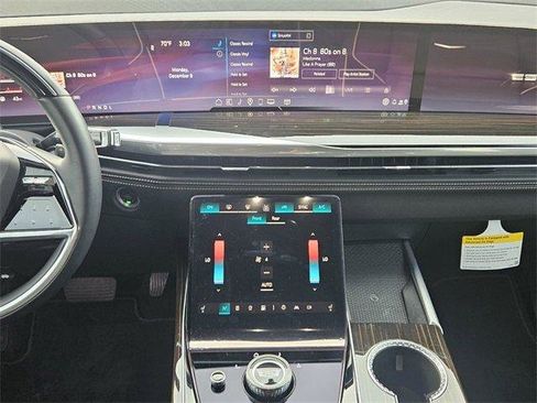 Certified 2025 Cadillac Escalade Premium Luxury image 17