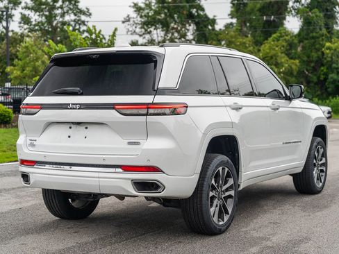 Used 2022 Jeep Grand Cherokee Overland w/ Luxury Tech Group IV AWD/4WD image 8