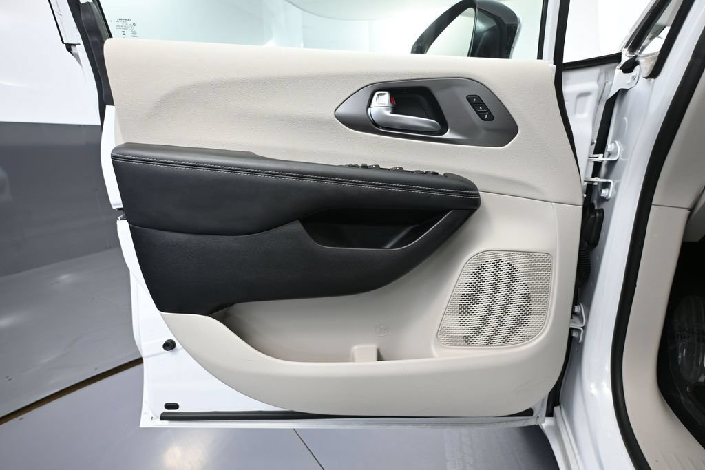 Used 2024 Chrysler Pacifica Touring-L FWD image 13