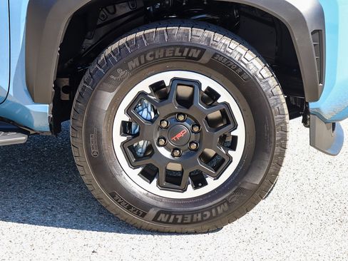 Certified 2025 Toyota 4Runner TRD Off-Road image 14