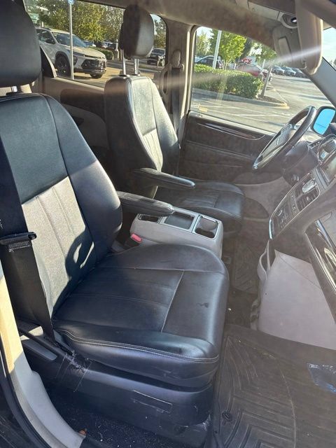 Used 2013 Chrysler Town & Country Touring FWD image 18