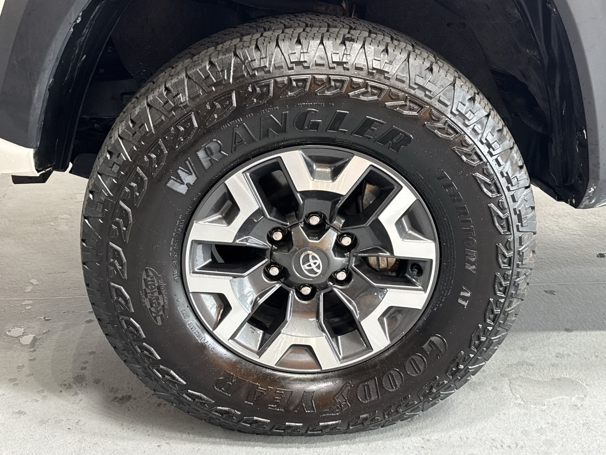 Used 2021 Toyota Tacoma TRD Off-Road w/ TRD Premium Off Road Package AWD/4WD image 9
