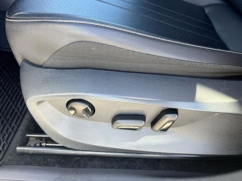 Used 2022 Volkswagen Tiguan SE w/ Panoramic Sunroof Package image 19