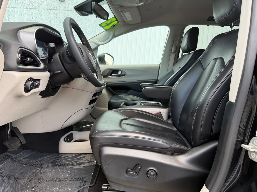 Used 2023 Chrysler Pacifica Touring-L FWD image 20