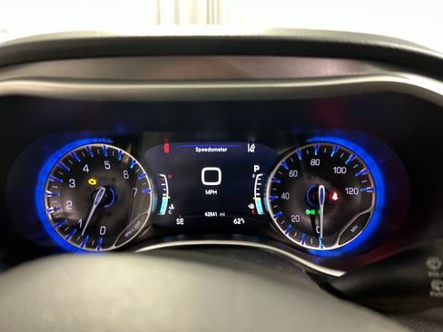 Used 2024 Chrysler Pacifica Touring-L image 16