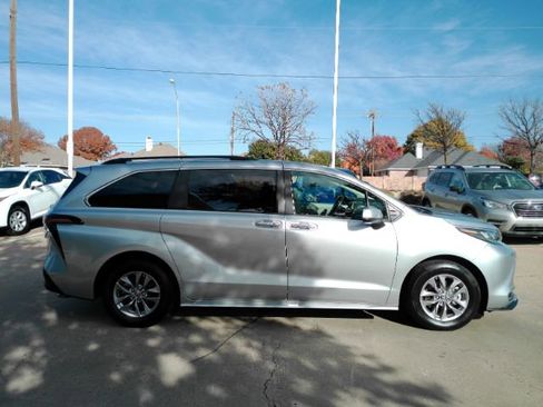 Used 2024 Toyota Sienna XLE image 5