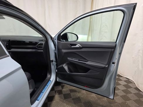 Certified 2025 Volkswagen Taos SE image 34