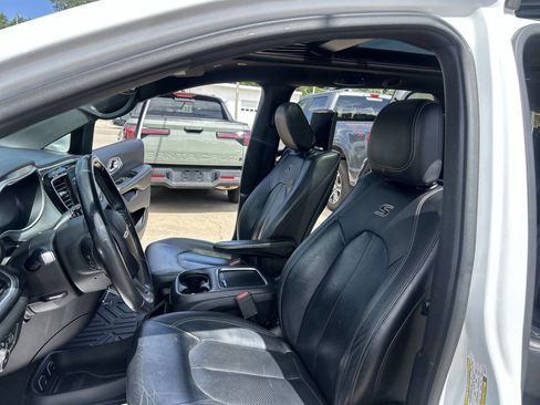 Used 2018 Chrysler Pacifica Touring-L Plus FWD image 4