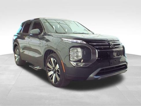 Used 2025 Mitsubishi Outlander AWD image 3