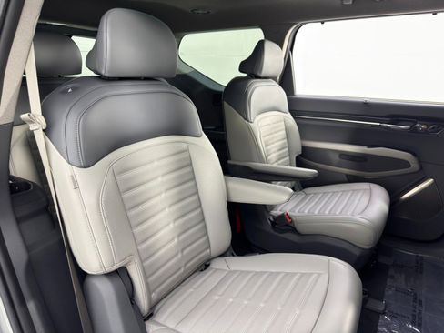 Used 2024 Kia EV9 Land image 46