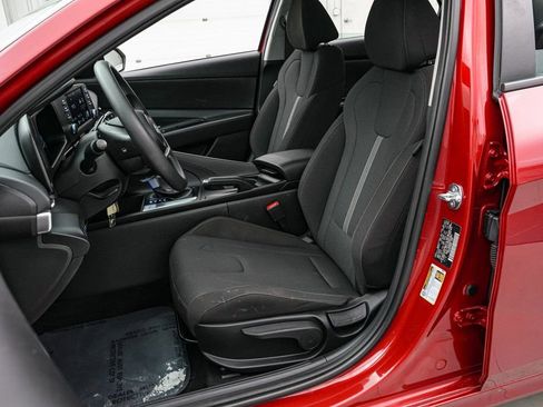 Used 2025 Hyundai Elantra SE image 11