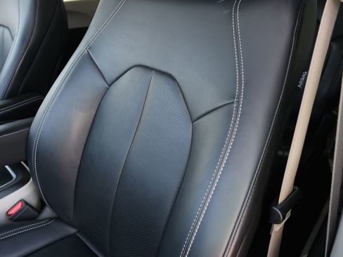 Used 2024 Chrysler Pacifica Touring-L FWD image 22
