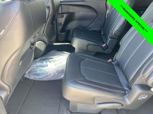 New 2026 Chrysler Pacifica Select image 9