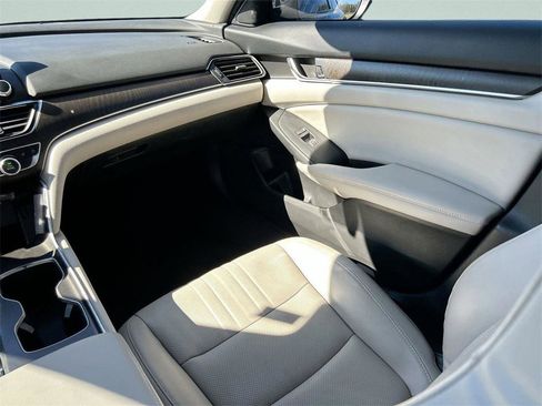 Used 2018 Honda Accord Touring image 15