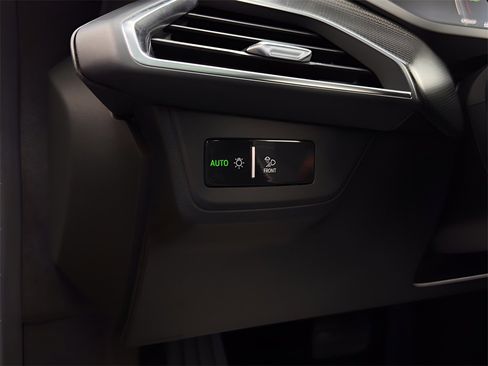 Used 2022 Audi e-tron GT Premium Plus w/ Performance Package image 19