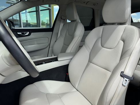 Used 2022 Volvo XC60 B5 Momentum FWD image 27