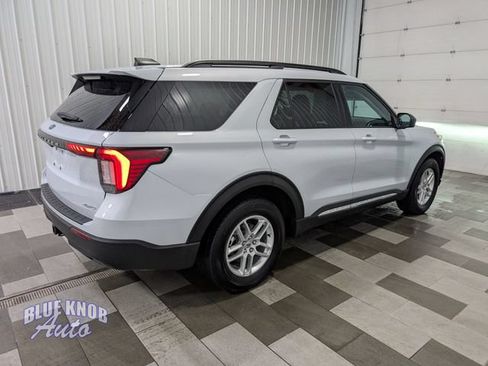 Used 2025 Ford Explorer Active AWD/4WD image 4