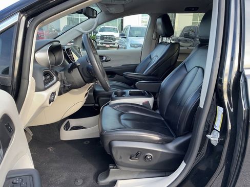 Used 2023 Chrysler Pacifica Touring-L FWD image 11