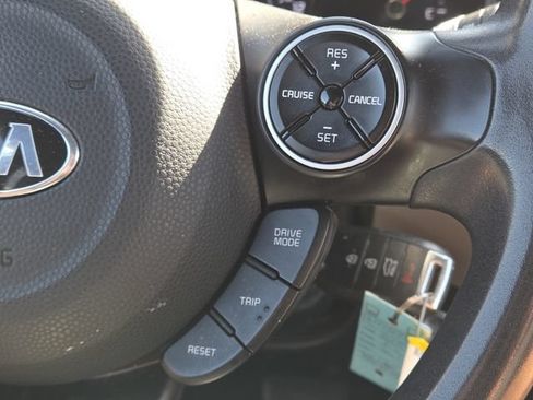 Used 2017 Kia Soul + FWD image 10