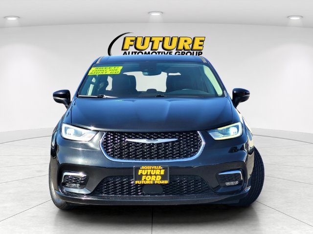 Used 2023 Chrysler Pacifica Touring-L FWD image 2