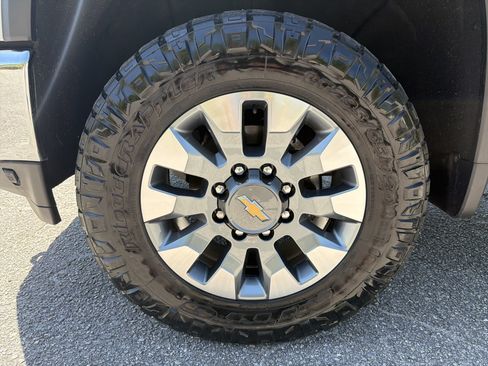 Used 2023 Chevrolet Silverado 2500 LT AWD/4WD image 12