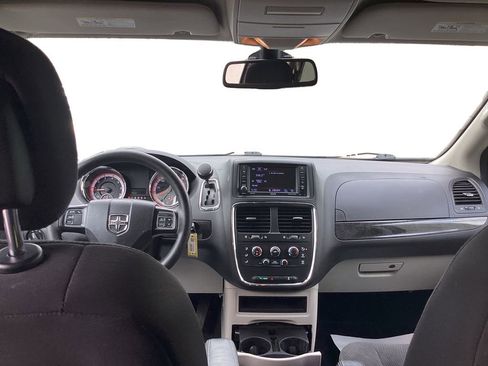 Used 2019 Dodge Grand Caravan SE w/ UConnect Hands-Free Group image 11