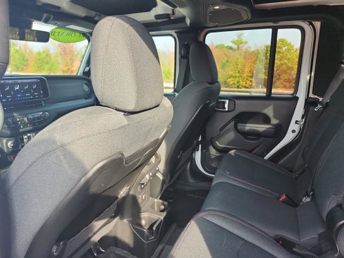 Used 2024 Jeep Gladiator Rubicon w/ Technology Group image 11