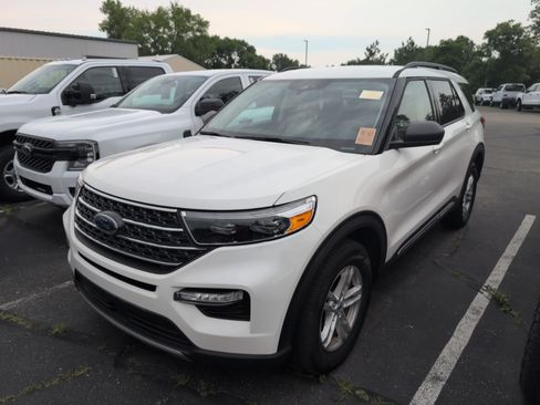 Used 2024 Ford Explorer XLT w/ Equipment Group 202A AWD/4WD image 2