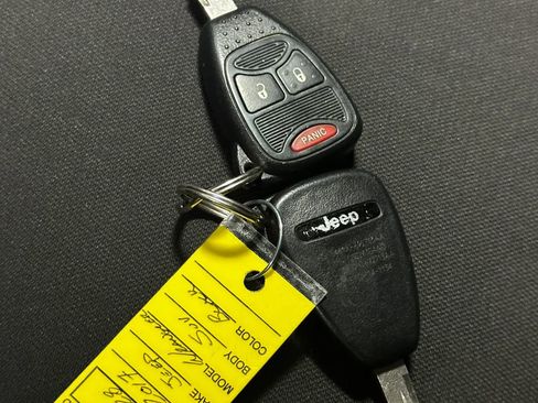 Used 2017 Jeep Wrangler Unlimited Sahara w/ Connectivity Group AWD/4WD image 36