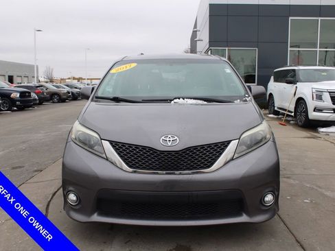 Used 2017 Toyota Sienna SE Premium image 2