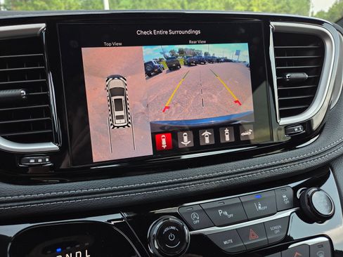 New 2027 Chrysler Pacifica Limited FWD image 10