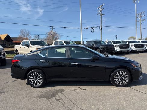 Used 2025 Nissan Altima 2.5 SV image 6