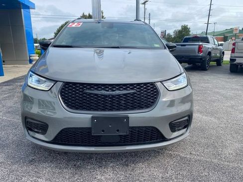 Used 2025 Chrysler Pacifica Limited FWD image 8