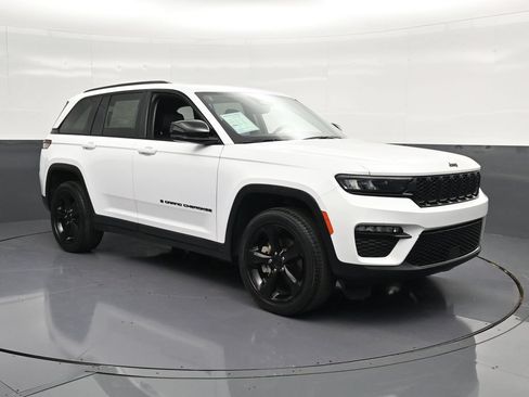 Used 2024 Jeep Grand Cherokee Limited w/ Black Appearance Package AWD/4WD image 5