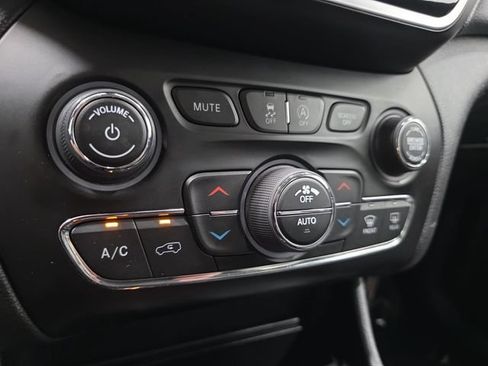 Used 2019 Jeep Cherokee Limited AWD/4WD image 22