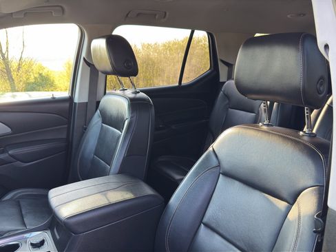 Used 2021 Chevrolet Traverse RS AWD/4WD image 18