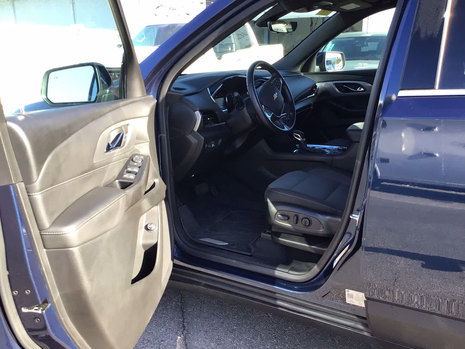 Used 2023 Chevrolet Traverse LT FWD image 4