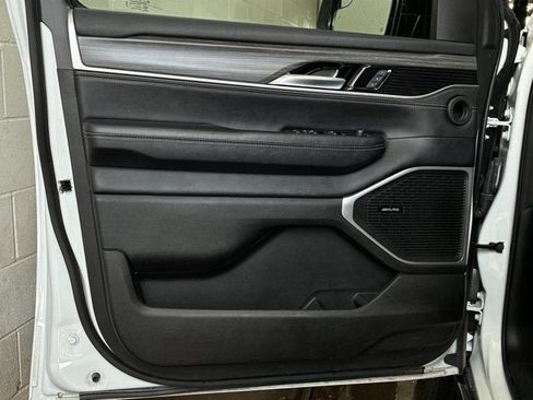 Used 2024 Jeep Wagoneer L Series II w/ Flexible Seating Group AWD/4WD image 9
