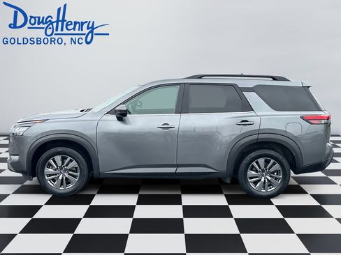Used 2024 Nissan Pathfinder SV image 2