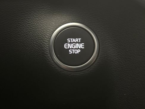 Used 2025 Volvo XC40 B5 Plus image 22