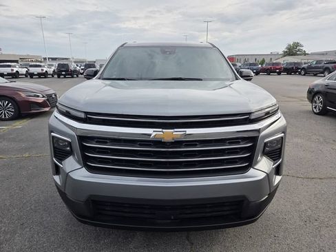 Used 2024 Chevrolet Traverse LT FWD image 2